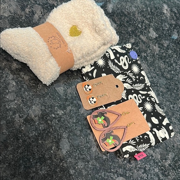 Ipsy Fortune Teller Cosmetic Bag & Cozy Fuzzy Socks & 2 Pair Handmade Earrings - Picture 2 of 9